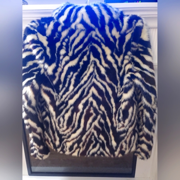 Stand studio faux fur coat - Picture 3 of 5